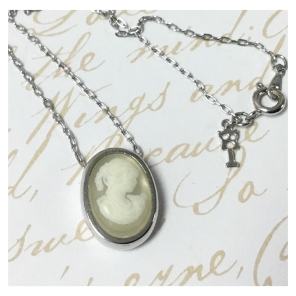 Vintage CROWN TRIFARI Silver Cameo Mini Pendant Necklace